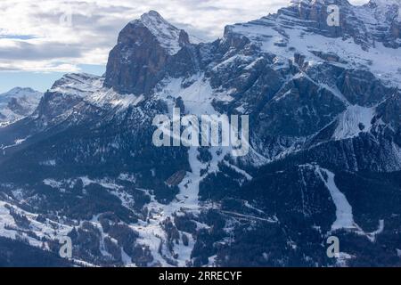 220219 -- CORTINA D AMPEZZO, 19. Februar 2022 -- Foto aufgenommen am 18. Februar 2022 zeigt die Landschaft von Cortina d Ampezzo in Italien. Die italienischen Städte Mailand und Cortina d Ampezzo wurden am 24. Juni 2026 auf der 134. Sitzung des Internationalen Olympischen Komitees IOC zum Gastgeber 2019 der Olympischen Winterspiele ernannt. Die Olympischen Winterspiele 2026 werden nach Turin 2006 und Cortina d Ampezzo 1956 zum dritten Mal in Italien stattfinden. SPITALY-CORTINA D AMPEZZO-WINTER OLYMPICS-LANDSCHAFT LIUXYONGQIU PUBLICATIONXNOTXINXCHN Stockfoto