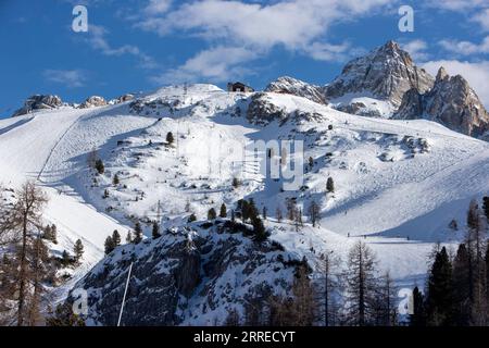 220219 -- CORTINA D AMPEZZO, 19. Februar 2022 -- Foto aufgenommen am 18. Februar 2022 zeigt die Landschaft von Cortina d Ampezzo in Italien. Die italienischen Städte Mailand und Cortina d Ampezzo wurden am 24. Juni 2026 auf der 134. Sitzung des Internationalen Olympischen Komitees IOC zum Gastgeber 2019 der Olympischen Winterspiele ernannt. Die Olympischen Winterspiele 2026 werden nach Turin 2006 und Cortina d Ampezzo 1956 zum dritten Mal in Italien stattfinden. SPITALY-CORTINA D AMPEZZO-WINTER OLYMPICS-LANDSCHAFT LIUXYONGQIU PUBLICATIONXNOTXINXCHN Stockfoto