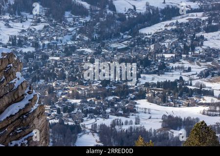 220219 -- CORTINA D AMPEZZO, 19. Februar 2022 -- Foto aufgenommen am 18. Februar 2022 zeigt die Landschaft von Cortina d Ampezzo in Italien. Die italienischen Städte Mailand und Cortina d Ampezzo wurden am 24. Juni 2026 auf der 134. Sitzung des Internationalen Olympischen Komitees IOC zum Gastgeber 2019 der Olympischen Winterspiele ernannt. Die Olympischen Winterspiele 2026 werden nach Turin 2006 und Cortina d Ampezzo 1956 zum dritten Mal in Italien stattfinden. SPITALY-CORTINA D AMPEZZO-WINTER OLYMPICS-LANDSCHAFT LIUXYONGQIU PUBLICATIONXNOTXINXCHN Stockfoto