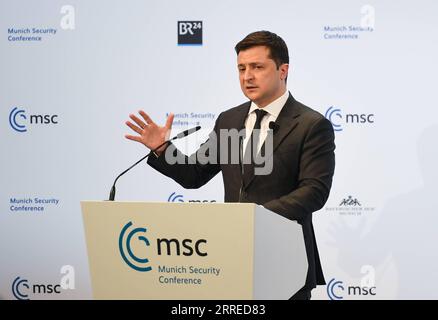 220220 -- MÜNCHEN, 20. Februar 2022 -- der ukrainische Präsident Wolodymyr Zelensky hält eine Rede während der Münchner Sicherheitskonferenz MSC, die am 19. Februar 2022 in München stattfand. Die 58. Ausgabe des MSC wurde hier am Freitagnachmittag mit einem Thema eröffnet, das sich auf die nicht-Lernende Hilflosigkeit vor dem Hintergrund der Spannungen in der Ukraine-Krise konzentriert. DEUTSCHLAND-MÜNCHEN-MÜNCHEN-SICHERHEITSKONFERENZ LuxYang PUBLICATIONxNOTxINxCHN Stockfoto