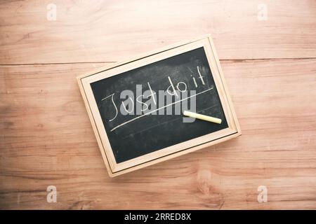 Machen Sie es einfach handgeschrieben mit Kreide auf einer Tafel. Stockfoto