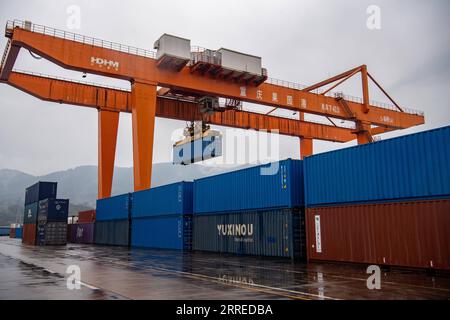 220220 -- CHONGQING, 20. Februar 2022 -- Ein Brückenkran operiert am Guoyuan Hafen in Chongqing, Südwestchina, 19. Februar 2022. Ein Güterzug Yuxin ou Chongqing-Xinjiang-Europe China-Europe, der mehr als 1.100 Tonnen Polyvinylalkohol PVA und andere feinchemische Produkte transportierte, verließ am 20. Februar den Hafen Guoyuan in Chongqing nach Duisburg. CHINA-CHONGQING-CHINA-EUROPE GÜTERZUG CN TANGXYI PUBLICATIONXNOTXINXCHN Stockfoto