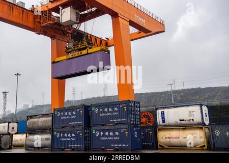 220220 -- CHONGQING, 20. Februar 2022 -- Ein Brückenkran operiert am Guoyuan Hafen in Chongqing, Südwestchina, 19. Februar 2022. Ein Güterzug Yuxin ou Chongqing-Xinjiang-Europe China-Europe, der mehr als 1.100 Tonnen Polyvinylalkohol PVA und andere feinchemische Produkte transportierte, verließ am 20. Februar den Hafen Guoyuan in Chongqing nach Duisburg. CHINA-CHONGQING-CHINA-EUROPE GÜTERZUG CN TANGXYI PUBLICATIONXNOTXINXCHN Stockfoto