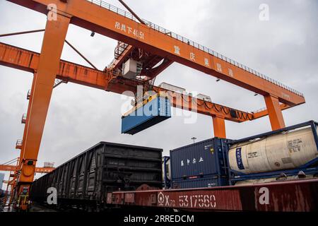 220220 -- CHONGQING, 20. Februar 2022 -- Ein Brückenkran operiert am Guoyuan Hafen in Chongqing, Südwestchina, 19. Februar 2022. Ein Güterzug Yuxin ou Chongqing-Xinjiang-Europe China-Europe, der mehr als 1.100 Tonnen Polyvinylalkohol PVA und andere feinchemische Produkte transportierte, verließ am 20. Februar den Hafen Guoyuan in Chongqing nach Duisburg. CHINA-CHONGQING-CHINA-EUROPE GÜTERZUG CN TANGXYI PUBLICATIONXNOTXINXCHN Stockfoto