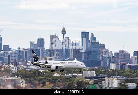 220221 -- SYDNEY, 21. Februar 2022 -- ein Flug von Air New Zealand kommt am 21. Februar 2022 am Sydney Airport in Sydney, Australien an. Die internationale Grenze Australiens wurde am Montag wieder für Reisende geöffnet, die vollständig gegen COVID-19 geimpft sind, was ein Ende der Beschränkungen bedeutete, die im März 2020 eingeführt wurden, um die Ausbreitung des Virus zu verhindern. AUSTRALIEN-SYDNEY-COVID-19-ÜBERSEE REISENDE BaixXuefei PUBLICATIONxNOTxINxCHN Stockfoto