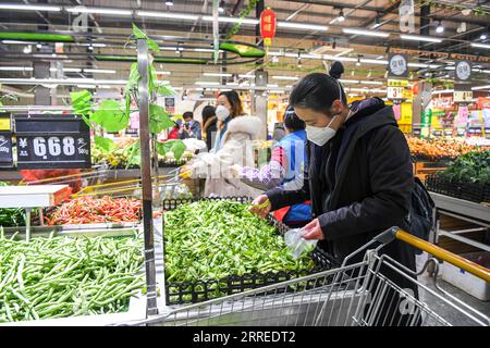 220222 -- PEKING, 22. Februar 2022 -- Bewohner wählen Gemüse auf einem Markt in Debao County der Stadt Baise, südchinesische autonome Region Guangxi Zhuang, 9. Februar 2022. Xinhua Schlagzeilen: Warum China die Einhaltung des dynamischen Null-COVID-Ansatzes CaoxYiming PUBLICATIONxNOTxINxCHN betont Stockfoto