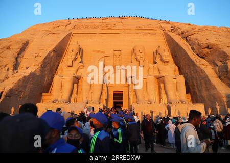 220222 -- ASSUAN, 22. Februar 2022 -- Touristen besuchen den Großen Tempel von Abu Simbel während des Sonnenfestes in Assuan, Ägypten, 22. Februar 2022. Während des Sun Festivals treffen sich vor Sonnenaufgang Massen, um zu beobachten, wie das Sonnenlicht die innersten Skulpturen, einschließlich König Ramses II., beleuchtet Die innersten Skulpturen bleiben das ganze Jahr über im Inneren des Großen Tempels von Abu Simbel in Dunkelheit, außer am 22. Februar und 22. Oktober, wenn das Sonnenlicht auf die Skulpturen fällt, um der Krönung und dem Geburtstag des Königs zu gedenken. ÄGYPTEN-ASSUAN-ABU SIMBEL-SUN FESTIVAL SUIXXIANKAI PUBLICATIONXNOTXINXCHN Stockfoto