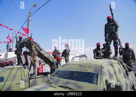 220222 -- GAZA CITY, 22. Februar 2022 -- palästinensische Militante der Demokratischen Front für die Befreiung Palästinas DFLP werden während einer Kundgebung zum 53. Jahrestag der Gründung der DFLP in Gaza City am 22. Februar 2022 gesehen. Foto von /Xinhua MIDEAST-GAZA CITY-ANNIVERSARY RizekxAbdeljawad PUBLICATIONxNOTxINxCHN Stockfoto