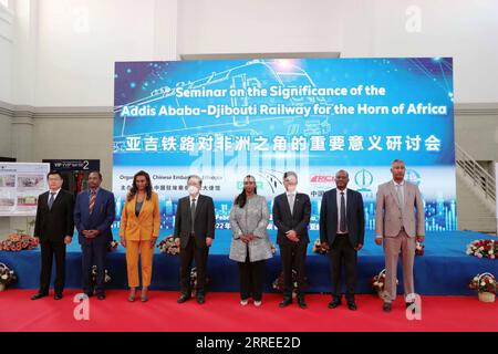 220222 -- ADDIS ABEBA, 22. Februar 2022 -- Repräsentanten aus China und Äthiopien posieren für ein Gruppenfoto, nachdem sie am 21. Februar 2022 an einem Seminar zum Thema Bedeutung der Addis Abeba-Dschibuti-Eisenbahn für das Horn von Afrika in Addis Abeba, Äthiopien, teilgenommen haben. Die in China gebaute Addis-Abeba-Dschibuti-Standardbahn hat Anerkennung für die Förderung der regionalen Integration und des Wohlstands gewonnen. ÄTHIOPIEN-ADDIS ABEBA-DSCHIBUTI-EISENBAHN-REGIONALE INTEGRATION-SEMINAR XINHUA PUBLICATIONXNOTXINXCHN Stockfoto