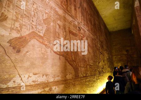 220223 -- KAIRO, 23. Februar 2022 -- Touristen besuchen den Großen Tempel von Abu Simbel in Assuan, Ägypten, 22. Februar 2022. Der Abu Simbel Tempelkomplex besteht aus zwei massiven, in den Felsen gehauenen Tempeln im südlichen ägyptischen Assuan. Am 22. Februar und 22. Oktober erreichten und beleuchteten die Sonnenstrahlen die Skulpturen an der Rückwand. ÄGYPTEN-ASSUAN-ABU SIMBEL TEMPEL SuixXiankai PUBLICATIONxNOTxINxCHN Stockfoto