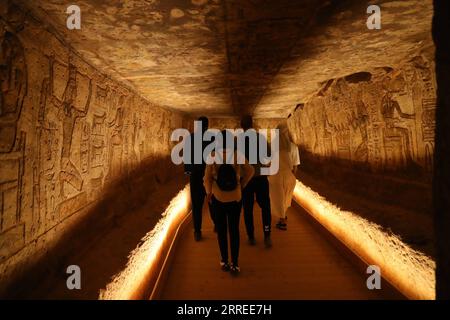 220223 -- KAIRO, 23. Februar 2022 -- Touristen besuchen den Großen Tempel von Abu Simbel in Assuan, Ägypten, 22. Februar 2022. Der Abu Simbel Tempelkomplex besteht aus zwei massiven, in den Felsen gehauenen Tempeln im südlichen ägyptischen Assuan. Am 22. Februar und 22. Oktober erreichten und beleuchteten die Sonnenstrahlen die Skulpturen an der Rückwand. ÄGYPTEN-ASSUAN-ABU SIMBEL TEMPEL SuixXiankai PUBLICATIONxNOTxINxCHN Stockfoto