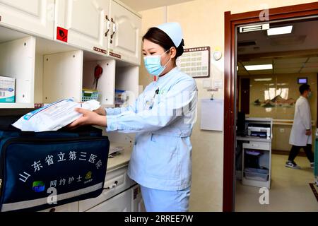 220223 -- JINAN, 23. Februar 2022 -- Krankenschwester Lian Ping bereitet sich am 23. Februar 2022 im dritten Krankenhaus der Provinz Shandong in Jinan, der ostchinesischen Provinz Shandong, auf die Hauspflege vor. Die Provinz Shandong hat eine Online-Plattform eingerichtet, die Patienten Tür-zu-Tür-Pflege bietet. Patienten, die sich zu Hause erholen, haben nun die Möglichkeit, sich online für die Pflegedienste zu bewerben. Insgesamt 176 medizinische Einrichtungen und rund 15.000 qualifizierte und erfahrene Krankenschwestern haben sich auf der Plattform für die medizinische Versorgung registriert. Bisher hat die Plattform mehr als 10.000 Patienten geholfen. CHINA-SHANDONG-JINAN Stockfoto