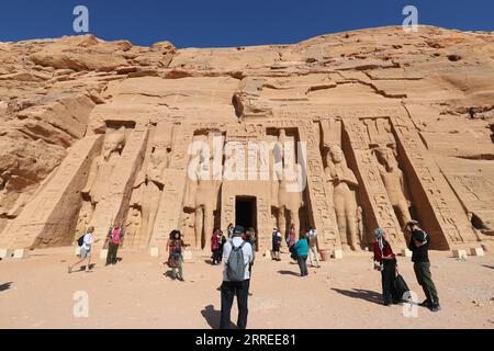 220223 -- KAIRO, 23. Februar 2022 -- Touristen besuchen den kleinen Tempel von Abu Simbel in Assuan, Ägypten, 22. Februar 2022. Der Abu Simbel Tempelkomplex besteht aus zwei massiven, in den Felsen gehauenen Tempeln im südlichen ägyptischen Assuan. Am 22. Februar und 22. Oktober erreichten und beleuchteten die Sonnenstrahlen die Skulpturen an der Rückwand. ÄGYPTEN-ASSUAN-ABU SIMBEL TEMPEL SuixXiankai PUBLICATIONxNOTxINxCHN Stockfoto