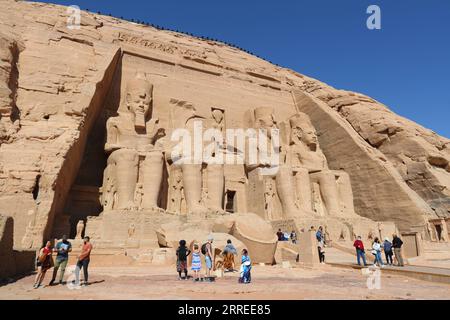 220223 -- KAIRO, 23. Februar 2022 -- Touristen besuchen den Großen Tempel von Abu Simbel in Assuan, Ägypten, 22. Februar 2022. Der Abu Simbel Tempelkomplex besteht aus zwei massiven, in den Felsen gehauenen Tempeln im südlichen ägyptischen Assuan. Am 22. Februar und 22. Oktober erreichten und beleuchteten die Sonnenstrahlen die Skulpturen an der Rückwand. ÄGYPTEN-ASSUAN-ABU SIMBEL TEMPEL SuixXiankai PUBLICATIONxNOTxINxCHN Stockfoto