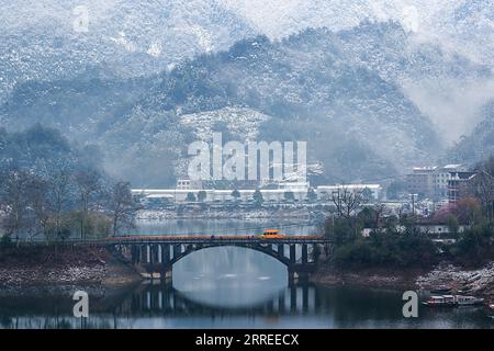 220224 -- CHUNAN, 24. Februar 2022 -- Foto aufgenommen am 23. Februar 2022 zeigt die Schneeansicht des Shitoubu Dorfes der Gemeinde Fuwen im Chun an County, Hangzhou, ostchinesische Provinz Zhejiang. Foto von /Xinhua CHINA-WETTER-SCHNEEANSICHT CN MaoxYongfeng PUBLICATIONxNOTxINxCHN Stockfoto