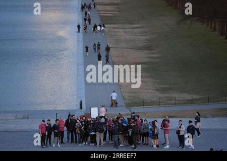 220224 -- WASHINGTON, 24. Februar 2022 -- Menschen besuchen das Lincoln Memorial Reflecting Pool in Washington, D.C., USA, 23. Februar 2022. Weitere US-bundesstaaten bewegen sich, ihre Maske und Impfmandate aufzuheben, da die Rate neuer COVID-19-Infektionen auf das niedrigste Niveau seit November absinkt. Die Vereinigten Staaten liegen derzeit im Durchschnitt bei etwa 78.000 neuen Fällen pro Tag, der niedrigste seit dem 11. November, laut den neuesten Daten der US-amerikanischen Zentren für Krankheitskontrolle und Prävention CDC. U.S.-WASHINGTON, D.C.-COVID-19-FÄLLE LiuxJie PUBLICATIONxNOTxINxCHN Stockfoto