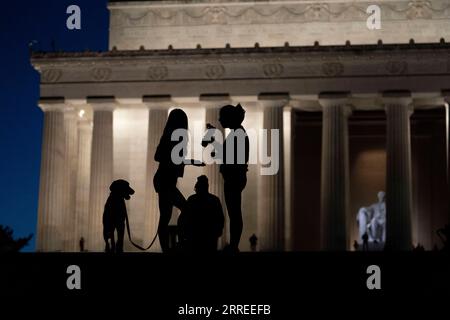 220224 -- WASHINGTON, 24. Februar 2022 -- Menschen besuchen das Lincoln Memorial in Washington, D.C., USA, 23. Februar 2022. Weitere US-bundesstaaten bewegen sich, ihre Maske und Impfmandate aufzuheben, da die Rate neuer COVID-19-Infektionen auf das niedrigste Niveau seit November absinkt. Die Vereinigten Staaten liegen derzeit im Durchschnitt bei etwa 78.000 neuen Fällen pro Tag, der niedrigste seit dem 11. November, laut den neuesten Daten der US-amerikanischen Zentren für Krankheitskontrolle und Prävention CDC. U.S.-WASHINGTON, D.C.-COVID-19-FÄLLE LiuxJie PUBLICATIONxNOTxINxCHN Stockfoto