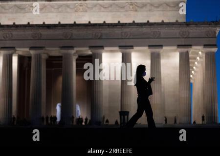 220224 -- WASHINGTON, 24. Februar 2022 -- Menschen besuchen das Lincoln Memorial in Washington, D.C., USA, 23. Februar 2022. Weitere US-bundesstaaten bewegen sich, ihre Maske und Impfmandate aufzuheben, da die Rate neuer COVID-19-Infektionen auf das niedrigste Niveau seit November absinkt. Die Vereinigten Staaten liegen derzeit im Durchschnitt bei etwa 78.000 neuen Fällen pro Tag, der niedrigste seit dem 11. November, laut den neuesten Daten der US-amerikanischen Zentren für Krankheitskontrolle und Prävention CDC. U.S.-WASHINGTON, D.C.-COVID-19-FÄLLE LiuxJie PUBLICATIONxNOTxINxCHN Stockfoto