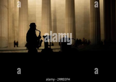 220224 -- WASHINGTON, 24. Februar 2022 -- Menschen besuchen das Lincoln Memorial in Washington, D.C., USA, 23. Februar 2022. Weitere US-bundesstaaten bewegen sich, ihre Maske und Impfmandate aufzuheben, da die Rate neuer COVID-19-Infektionen auf das niedrigste Niveau seit November absinkt. Die Vereinigten Staaten liegen derzeit im Durchschnitt bei etwa 78.000 neuen Fällen pro Tag, der niedrigste seit dem 11. November, laut den neuesten Daten der US-amerikanischen Zentren für Krankheitskontrolle und Prävention CDC. U.S.-WASHINGTON, D.C.-COVID-19-FÄLLE LiuxJie PUBLICATIONxNOTxINxCHN Stockfoto