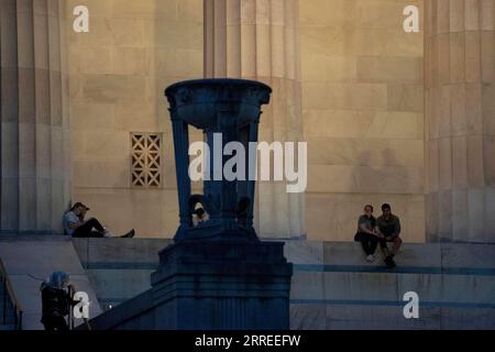 220224 -- WASHINGTON, 24. Februar 2022 -- Menschen besuchen das Lincoln Memorial in Washington, D.C., USA, 23. Februar 2022. Weitere US-bundesstaaten bewegen sich, ihre Maske und Impfmandate aufzuheben, da die Rate neuer COVID-19-Infektionen auf das niedrigste Niveau seit November absinkt. Die Vereinigten Staaten liegen derzeit im Durchschnitt bei etwa 78.000 neuen Fällen pro Tag, der niedrigste seit dem 11. November, laut den neuesten Daten der US-amerikanischen Zentren für Krankheitskontrolle und Prävention CDC. U.S.-WASHINGTON, D.C.-COVID-19-FÄLLE LiuxJie PUBLICATIONxNOTxINxCHN Stockfoto