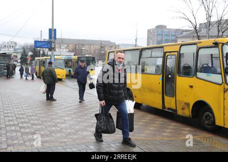 220224 -- KIEW, 24. Februar 2022 -- Ein Bürger bereitet sich auf den Einstieg in einen Bus vor, nachdem er in Kiew, Ukraine, 24. Februar 2022 den täglichen Bedarf gekauft hat. Der ukrainische Präsident Wolodymyr Zelenski erklärte am Donnerstag das Kriegsrecht im Land, nachdem Russland eine Militäroperation gegen die Ukraine begonnen hatte. In einer Videoansprache sagte Zelensky, sein Land sei angegriffen worden. Nach Angaben des Innenministeriums wurden Militärdepots und Flugplätze in der Hauptstadt von Raketen getroffen. UKRAINE-KIEW-KRIEGSRECHT LixDongxu PUBLICATIONxNOTxINxCHN Stockfoto