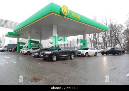 220224 -- KIEW, 24. Februar 2022 -- Fahrzeuge stehen an einer Tankstelle in Kiew, Ukraine, 24. Februar 2022 an, um Benzin zu füllen. Der ukrainische Präsident Wolodymyr Zelenski erklärte am Donnerstag das Kriegsrecht im Land, nachdem Russland eine Militäroperation gegen die Ukraine begonnen hatte. In einer Videoansprache sagte Zelensky, sein Land sei angegriffen worden. Nach Angaben des Innenministeriums wurden Militärdepots und Flugplätze in der Hauptstadt von Raketen getroffen. UKRAINE-KIEW-KRIEGSRECHT LixDongxu PUBLICATIONxNOTxINxCHN Stockfoto