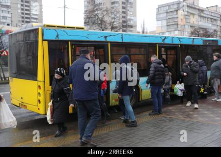 220224 -- KIEW, 24. Februar 2022 -- Bürger steigen in einen Bus in Kiew, Ukraine, 24. Februar 2022. Der ukrainische Präsident Wolodymyr Zelenski erklärte am Donnerstag das Kriegsrecht im Land, nachdem Russland eine Militäroperation gegen die Ukraine begonnen hatte. In einer Videoansprache sagte Zelensky, sein Land sei angegriffen worden. Nach Angaben des Innenministeriums wurden Militärdepots und Flugplätze in der Hauptstadt von Raketen getroffen. UKRAINE-KIEW-KRIEGSRECHT LixDongxu PUBLICATIONxNOTxINxCHN Stockfoto