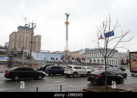 220224 -- KIEW, 24. Februar 2022 -- Fahrzeuge fahren am Unabhängigkeitsplatz in Kiew, Ukraine, 24. Februar 2022 vorbei. Der ukrainische Präsident Wolodymyr Zelenski sagte am Donnerstag, dass Kiew beschließt, die diplomatischen Beziehungen zu Moskau zu unterbrechen, nachdem Russland militärische Operationen im Donbass eingeleitet habe, berichtete die von der Regierung geführte Nachrichtenagentur Ukrinform. UKRAINE-KIEW-RUSSLAND-DIPLOMATISCHE BEZIEHUNGEN LixDongxu PUBLICATIONxNOTxINxCHN Stockfoto