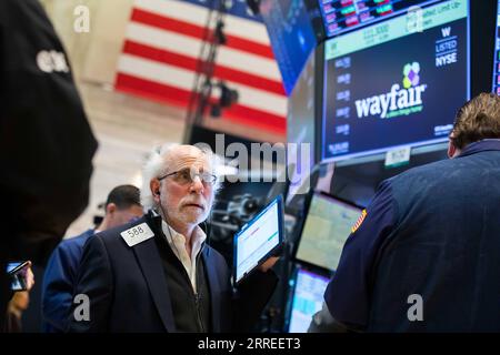 220224 -- NEW YORK, 24. Februar 2022 -- Händler arbeiten an der New York Stock Exchange in New York, USA, 24. Februar 2022. Die US-Aktien stiegen am Donnerstag an und kehrten die massiven Verluste zu Beginn der Sitzung um, als die Investoren die geopolitischen Spannungen gegenüber der Ukraine einschätzten. Der Dow Jones Industrial Average stieg um 92,07 Punkte oder 0,28 Prozent auf 33.223.83. Die S&P 500 stieg um 63,20 Punkte oder 1,50 Prozent auf 4.288,70. Der Nasdaq Composite Index erhöhte sich um 436,09 Punkte oder 3,34 Prozent auf 13.473.58. Zu Beginn des Tages fielen alle drei Hauptindizes stark, wobei der Dow-Wert mehr als abnahm Stockfoto