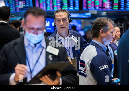 220224 -- NEW YORK, 24. Februar 2022 -- Händler arbeiten an der New York Stock Exchange in New York, USA, 24. Februar 2022. Die US-Aktien stiegen am Donnerstag an und kehrten die massiven Verluste zu Beginn der Sitzung um, als die Investoren die geopolitischen Spannungen gegenüber der Ukraine einschätzten. Der Dow Jones Industrial Average stieg um 92,07 Punkte oder 0,28 Prozent auf 33.223.83. Die S&P 500 stieg um 63,20 Punkte oder 1,50 Prozent auf 4.288,70. Der Nasdaq Composite Index erhöhte sich um 436,09 Punkte oder 3,34 Prozent auf 13.473.58. Zu Beginn des Tages fielen alle drei Hauptindizes stark, wobei der Dow-Wert mehr als abnahm Stockfoto