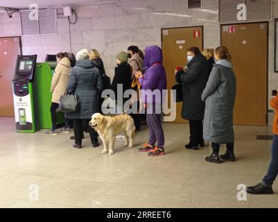 220224 -- KIEW, 24. Februar 2022 -- Foto vom 24. Februar 2022 zeigt Bewohner, die sich auf eine U-Bahn in Kiew, Ukraine vorbereiten. Der ukrainische Präsident Wolodymyr Zelenski erklärte am Donnerstag das Kriegsrecht im Land, nachdem Russland eine Militäroperation gegen die Ukraine begonnen hatte. Foto von /Xinhua UKRAINE-KIEW-BÜRGER-UNTERWEGS AUS DER STADT SergeyxStarostenko PUBLICATIONxNOTxINxCHN Stockfoto