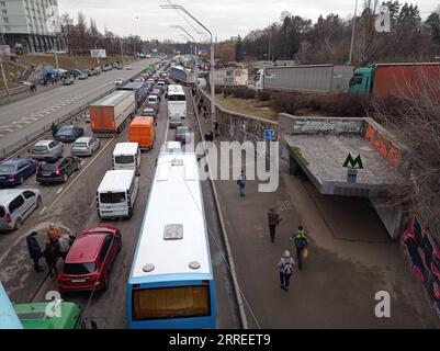 220224 -- KIEW, 24. Februar 2022 -- Foto aufgenommen am 24. Februar 2022 zeigt lange Warteschlangen von Fahrzeugen, die aus der Stadt in Kiew, Ukraine, ausfahren. Der ukrainische Präsident Wolodymyr Zelenski erklärte am Donnerstag das Kriegsrecht im Land, nachdem Russland eine Militäroperation gegen die Ukraine begonnen hatte. Foto von /Xinhua UKRAINE-KIEW-BÜRGER-UNTERWEGS AUS DER STADT SergeyxStarostenko PUBLICATIONxNOTxINxCHN Stockfoto