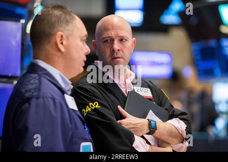 220224 -- NEW YORK, 24. Februar 2022 -- Händler arbeiten an der New York Stock Exchange in New York, USA, 24. Februar 2022. Die US-Aktien stiegen am Donnerstag an und kehrten die massiven Verluste zu Beginn der Sitzung um, als die Investoren die geopolitischen Spannungen gegenüber der Ukraine einschätzten. Der Dow Jones Industrial Average stieg um 92,07 Punkte oder 0,28 Prozent auf 33.223.83. Die S&P 500 stieg um 63,20 Punkte oder 1,50 Prozent auf 4.288,70. Der Nasdaq Composite Index erhöhte sich um 436,09 Punkte oder 3,34 Prozent auf 13.473.58. Zu Beginn des Tages fielen alle drei Hauptindizes stark, wobei der Dow-Wert mehr als abnahm Stockfoto