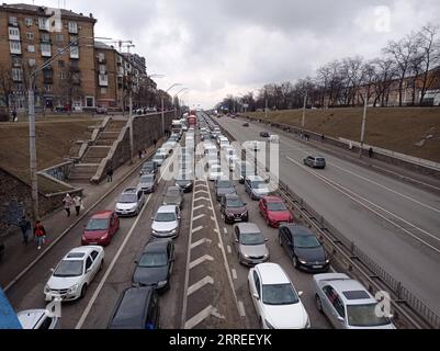 220224 -- KIEW, 24. Februar 2022 -- Foto aufgenommen am 24. Februar 2022 zeigt lange Warteschlangen von Fahrzeugen, die aus der Stadt in Kiew, Ukraine, ausfahren. Der ukrainische Präsident Wolodymyr Zelenski erklärte am Donnerstag das Kriegsrecht im Land, nachdem Russland eine Militäroperation gegen die Ukraine begonnen hatte. Foto von /Xinhua UKRAINE-KIEW-BÜRGER-UNTERWEGS AUS DER STADT SergeyxStarostenko PUBLICATIONxNOTxINxCHN Stockfoto