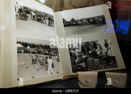 220225 -- STOCK MANDEVILLE, 25. Februar 2022 -- Foto aufgenommen am 24. Februar 2022 zeigt ein Album im National Paralympic Heritage Center im Stoke Mandeville Stadium in Stoke Mandeville, Großbritannien. ZUM MITNEHMEN: Eine Reise beginnt in Stoke Mandeville SPBRITAIN-STOCK MANDEVILLE-PARALYMPIC GAMES-BIRTHPLACE LixYing PUBLICATIONxNOTxINxCHN Stockfoto