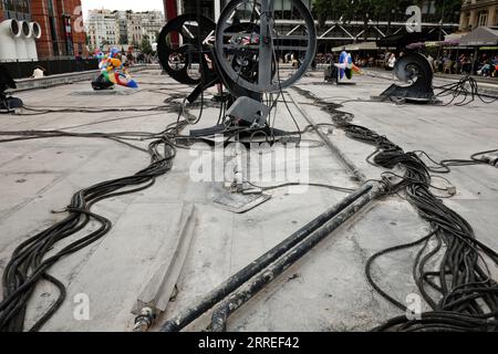 Für Wartungsarbeiten entwässerte Kabel und Rohre, die durch den Strawinsky-Brunnen verlaufen, sind sichtbar, Place Igor Strawinsky, Centre Pompidou Paris, Frankreich Stockfoto