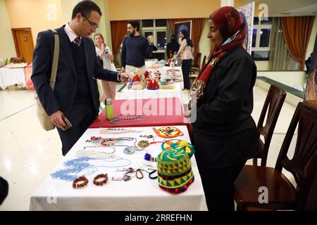 220226 -- ASSUAN, 26. Februar 2022 -- Ein Mann besucht einen Handwerksstand während einer Ausstellung für handgefertigte Produkte am Rande eines Frauenfilmfestivals in Assuan, Ägypten am 24. Februar 2022. Eine Vielzahl von bunten Häkelartikeln wie Teddybären, Untersetzer, Handtaschen, Hüte, Scrunchies, Vasen mit herzförmigen Blumen und vielem mehr werden in einer Halle während einer Ausstellung handgefertigter Produkte in der bezaubernden Stadt Assuan in Oberägypten ausgestellt. ÄGYPTEN-ASSUAN-HANDGEFERTIGTE PRODUKTAUSSTELLUNG AhmedxGomaa PUBLICATIONxNOTxINxCHN Stockfoto