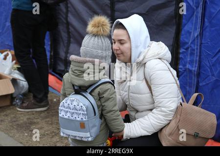 220228 -- SIRET, 28. Februar 2022 -- Foto vom 27. Februar 2022 zeigt eine Frau und ihr Kind in Siret, Rumänien. In jüngster Zeit ist eine große Zahl ukrainischer Menschen an den Grenzen zu Rumänien angekommen. RUMÄNIEN-SIRET-MENSCHEN VERLASSEN DIE UKRAINE LinxHuifen PUBLICATIONxNOTxINxCHN Stockfoto