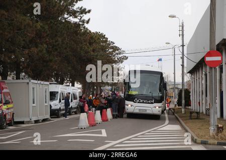 220228 -- SIRET, 28. Februar 2022 -- Ukrainische Menschen warten auf den Zoll in Siret, Rumänien, 27. Februar 2022. In jüngster Zeit ist eine große Zahl ukrainischer Menschen an den Grenzen zu Rumänien angekommen. RUMÄNIEN-SIRET-MENSCHEN VERLASSEN DIE UKRAINE LinxHuifen PUBLICATIONxNOTxINxCHN Stockfoto