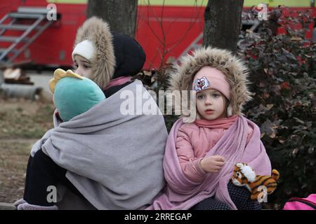 220228 -- SIRET, 28. Februar 2022 -- Foto aufgenommen am 27. Februar 2022 zeigt ukrainische Kinder in Siret, Rumänien. In jüngster Zeit ist eine große Zahl ukrainischer Menschen an den Grenzen zu Rumänien angekommen. RUMÄNIEN-SIRET-MENSCHEN VERLASSEN DIE UKRAINE LinxHuifen PUBLICATIONxNOTxINxCHN Stockfoto