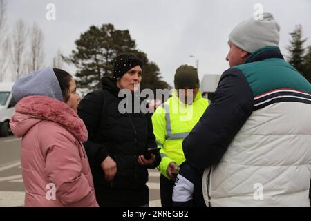 220228 -- SIRET, 28. Februar 2022 -- die ukrainische Bevölkerung wendet sich an Freiwillige, um Hilfe in Siret, Rumänien, 27. Februar 2022 zu erhalten. In jüngster Zeit ist eine große Zahl ukrainischer Menschen an den Grenzen zu Rumänien angekommen. RUMÄNIEN-SIRET-MENSCHEN VERLASSEN DIE UKRAINE LinxHuifen PUBLICATIONxNOTxINxCHN Stockfoto