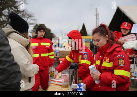 220228 -- SIRET, 28. Februar 2022 -- Mitarbeiter versorgen ukrainische Menschen in Siret, Rumänien, am 27. Februar 2022 mit Heißgetränken. In jüngster Zeit ist eine große Zahl ukrainischer Menschen an den Grenzen zu Rumänien angekommen. RUMÄNIEN-SIRET-MENSCHEN VERLASSEN DIE UKRAINE LinxHuifen PUBLICATIONxNOTxINxCHN Stockfoto