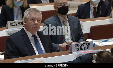 220228 -- GENF, 28. Februar 2022 Xinhua -- dieses Bild, das von einem Bildschirm gegriffen wurde, zeigt Gennady Gatilov, Russlands ständiger Vertreter im Büro der Vereinten Nationen in Genf, bei der Eröffnung der 49. Sitzung des UN-Menschenrechtsrates UNHRC, die am 28. Februar 2022 im Büro der Vereinten Nationen in Genf (Schweiz) stattfand. Die laufende 49. Tagung des UNHRC hat beschlossen, Ende dieser Woche eine Dringlichkeitsdebatte über die Lage in der Ukraine abzuhalten. Xinhua GENF *** 220228 GENF, 28. Februar 2022 Xinhua dieses Bild, das von einem Bildschirm genommen wurde, zeigt Gennady Gatilov, Russlands ständige Repräsentanz Stockfoto