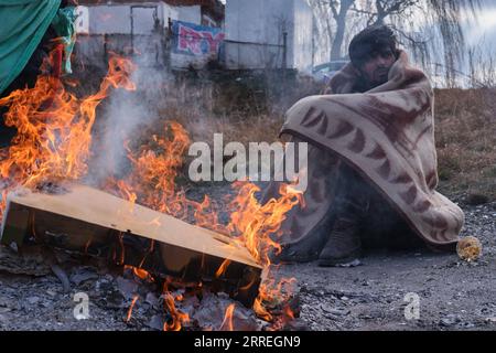 220301 -- MEDYKA, 1. März 2022 -- Ein Mann aus der Ukraine erwärmt sich am 28. Februar 2022 mit Feuer an der Grenze in Medyka, Polen. POLEN-MEDYKA-MENSCHEN VERLASSEN DIE UKRAINE MengxDingbo PUBLICATIONxNOTxINxCHN Stockfoto
