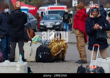 220301 -- MEDYKA, 1. März 2022 -- Menschen aus der Ukraine werden am 28. Februar 2022 an der Grenze in Medyka, Polen, gesehen. POLEN-MEDYKA-MENSCHEN VERLASSEN DIE UKRAINE MengxDingbo PUBLICATIONxNOTxINxCHN Stockfoto