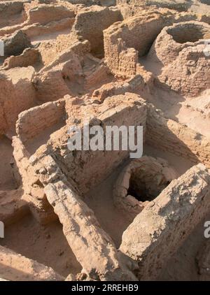 220302 -- KAIRO, 2. März 2022 -- undatiertes Foto zeigt konische Silos, die während der archäologischen Arbeiten im KOM Ombo Temple Area in Assuan, Ägypten, entdeckt wurden. Die ägyptisch-österreichische archäologische Mission, die im Tempel KOM Ombo in der südlichen Provinz Assuan in Ägypten tätig war, fand eine Verwaltungseinrichtung, die auf die erste Zwischenzeit von 2181 v. Chr. bis 2050 v. Chr. zurückgeht. Mehr als 20 konische Silos wurden in der großen Verwaltungseinrichtung entdeckt, die wahrscheinlich zum Stapeln und Verteilen von Getreide verwendet wird, sagte Mostafa Waziri, Generalsekretär des Obersten Rates der Altertümer Ägyptens, in Stockfoto