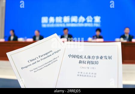 220303 -- PEKING, 3. März 2022 -- Foto vom 3. März 2022 zeigt die chinesische und englische Version eines Weißbuchs über die Entwicklung von Parasports in China während einer Pressekonferenz des Informationsbüros des Staatsrats in Peking, der Hauptstadt Chinas. China habe den umfassenden Schutz der Rechte von Menschen mit Behinderungen, einschließlich des Rechts auf Teilnahme an sportlichen Aktivitäten, in seine Gesetze und nationalen Entwicklungsstrategien integriert, so chinesische Beamte auf der Pressekonferenz. CHINA-BEIJING-WHITE PAPER-PARASPORTS CN PANXXU PUBLICATIONXNOTXINXCHN Stockfoto