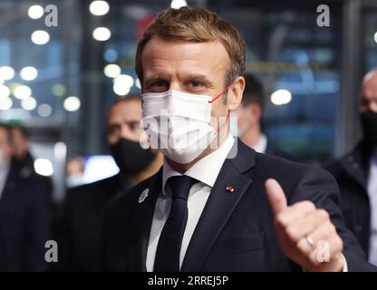 220304 -- PARIS, 4. März 2022 -- das am 11. November 2021 aufgenommene Foto zeigt, wie der französische Präsident Emmanuel Macron zur Eröffnungszeremonie des 4. Pariser Friedensforums in der Grande Halle de la Villette in Paris, Frankreich, eintrifft. Der französische Präsident Emmanuel Macron gab am Donnerstag offiziell bekannt, dass er für eine zweite Amtszeit bei den für April anstehenden Präsidentschaftswahlen kandidieren werde. FRANCE-PARIS-MACRON-2022 PRÄSIDENTSCHAFTSWAHL GaoxJing PUBLICATIONxNOTxINxCHN Stockfoto