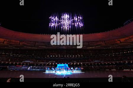 220304 -- PEKING, 4. März 2022 -- Feuerwerk erleuchtet den Nachthimmel während der Eröffnungszeremonie der Paralympischen Winterspiele 2022 in Peking im Nationalstadion in Peking, der Hauptstadt Chinas, am 4. März 2022. SPCHINA-PEKING-WINTER PARALYMPICS-OPENING CEREMONYCN LIXGA PUBLICATIONXNOTXINXCHN Stockfoto