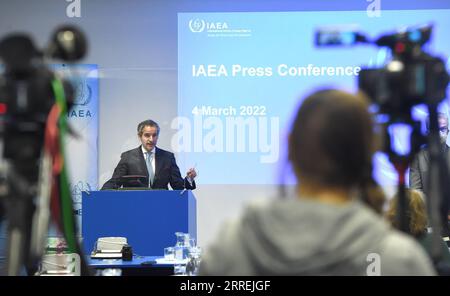 220304 -- WIEN, 4. März 2022 -- Rafael Grossi, Generaldirektor der Internationalen Atomenergie-Organisation IAEO, erläutert die Presse am 4. März 2022 am Hauptsitz der Agentur in Wien, Österreich. OSTERREICH-WIEN-IAEO-PRESSEKONFERENZ GuoxChen PUBLICATIONxNOTxINxCHN Stockfoto